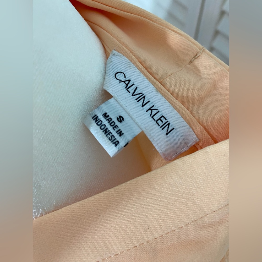 Small Calvin Klein Light Pink Salmon Short Sleeve Ruffled Lightweight Blouse - Picture 5 of 5